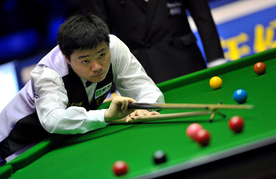 Ding Junhui of China competes during the first round match against Michael Holt of England at the Haikou World Open snooker tournament in Haikou, capital of south China's Hainan Province, Feb. 27, 2013. Ding Junhui won 5-4. (Xinhua/Guo Cheng)