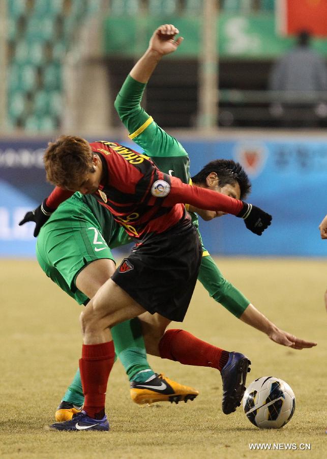 Shao Jiayi (Back) of China's Beijing Guoan and Cho Chan-ho of South Korea's Pohang Steelers fight for the ball during their AFC Champions League 2013 group G match at the Pohang Steelyard Stadium, in Pohang, Gyeongsangbukdo province of South Korea, Feb. 27, 2013. The match ended in a 0-0 draw. (Xinhua/Park Jin Hee)