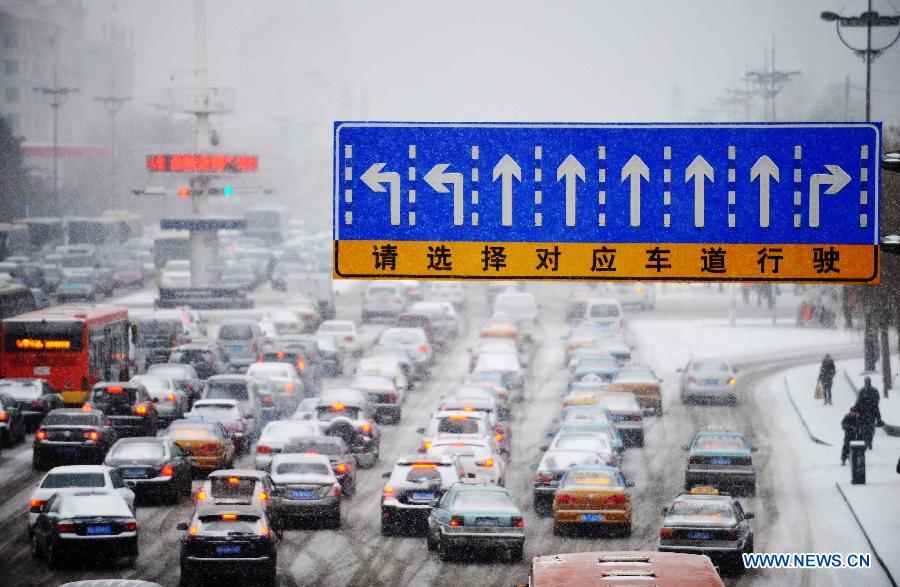 Vehicles travel in the snow in Harbin, capital of northeast China's Heilongjiang Province, Feb. 28, 2013. Most areas of Heilongjiang witnessed snowfall on Thursday. (Xinhua/Wang Jianwei) 