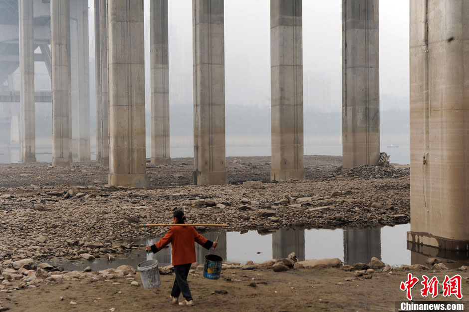 A local carries water. (Photo/Chinanews.com)