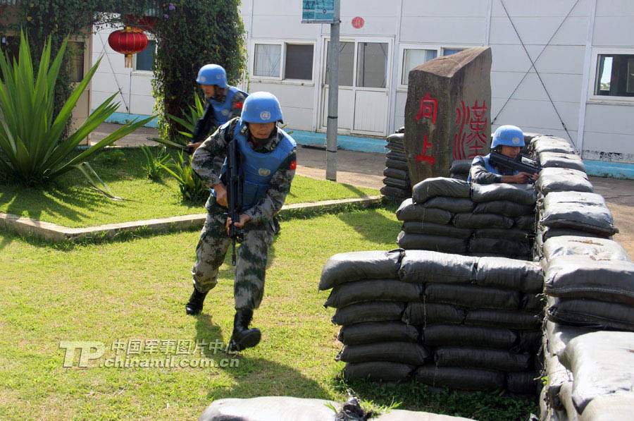 The 15th Chinese peacekeeping engineer detachment to Congo (K) received combat readiness verification by a team of the United Nations on February 26, 2013, Congo (K) Eastern Time. The team members saw all the items passing the verification at a serviceability rate of 100 percent.(China Military Online/Qu Donghu,Liu Chunyang) 