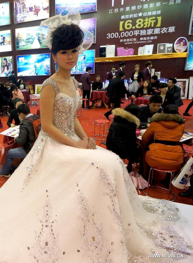 A model presents wedding dress during a wedding expo in Suzhou City, east China's Jiangsu Province, March 1, 2013. (Xinhua/Hang Xingwei)