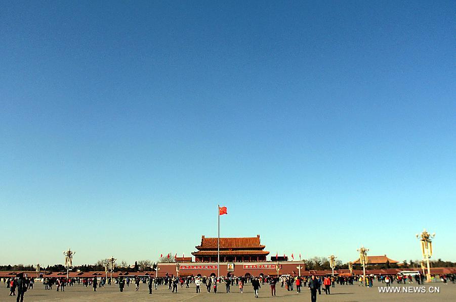 Tourists enjoy a sunny day at the Tian'anmen Square in Beijing, capital of China, March 1, 2013. The first session of the 12th National People's Congress (NPC) and the first session of the 12th National Committee of the Chinese People's Political Consultative Conference (CPPCC) will open on March 5 and March 3 respectively. (Xinhua/Wang Song)