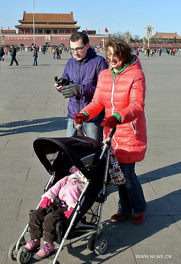 Foreigners enjoy a sunny day at the Tian'anmen Square in Beijing, capital of China, March 1, 2013. The first session of the 12th National People's Congress (NPC) and the first session of the 12th National Committee of the Chinese People's Political Consultative Conference (CPPCC) will open on March 5 and March 3 respectively. (Xinhua/Wang Song)