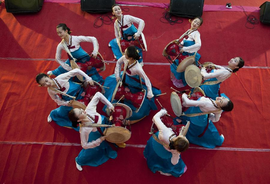 Chinese artists perform traditional dance during the "Chinese Spring Festival 2013" at Rabindra Bharati University in Calcutta, capital of eastern Indian state West Bengal, Mar. 1, 2013. The Chinese Embassy to India and the India China Economic and Cultural Council organized the "Chinese Spring Festival 2013" to showcase Chinese music, dance, and martial art. (Xinhua/Tumpa Mondal)