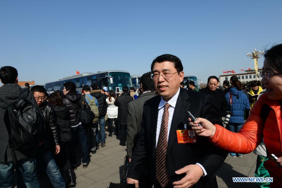 Shi Yubo, a member of the 12th National Committee of the Chinese People's Political Consultative Conference (CPPCC), walks to the Great Hall of the People in Beijing, capital of China, March 3, 2013. The first session of the 12th CPPCC National Committee is to open on March 3. (Xinhua/Jin Liangkuai) 