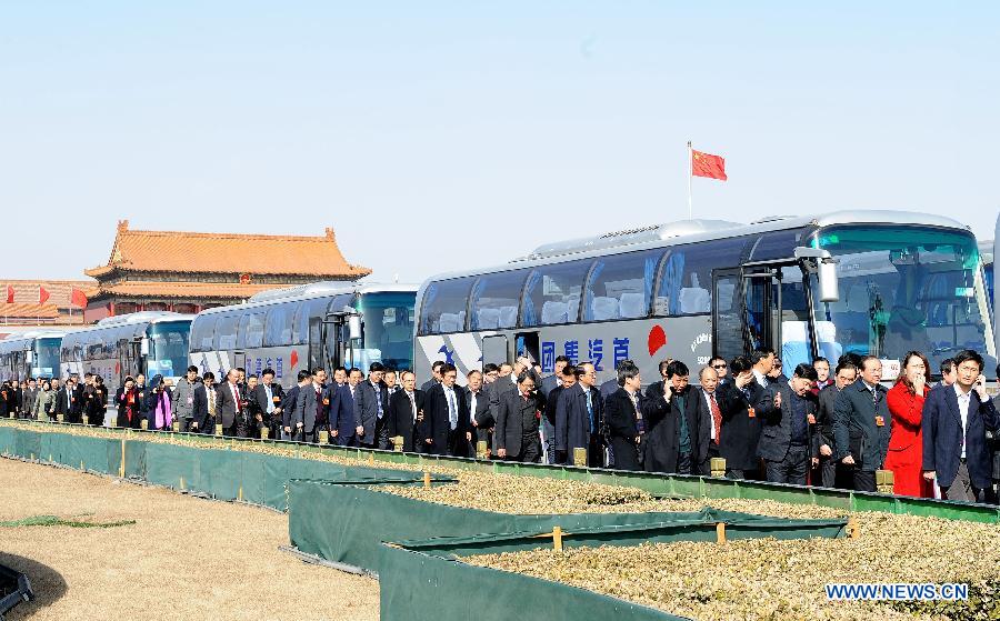 Members of the 12th National Committee of the Chinese People's Political Consultative Conference (CPPCC) arrive at the Tian'anmen Square in Beijing, capital of China, March 3, 2013. The first session of the 12th CPPCC National Committee is to open on March 3. (Xinhua/Yang Zongyou)