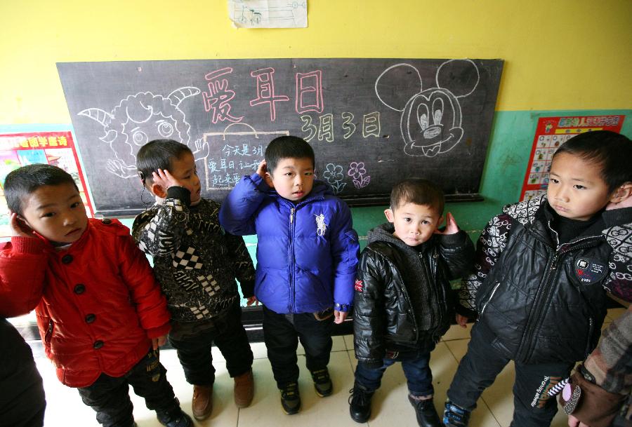 Pupils with hearing impairment takes part in a public welfare activity on the Ear-care Day in Nanjing, capital of east China's Jiangsu Province, March 3, 2013. (Xinhua/Yan Minhang) 