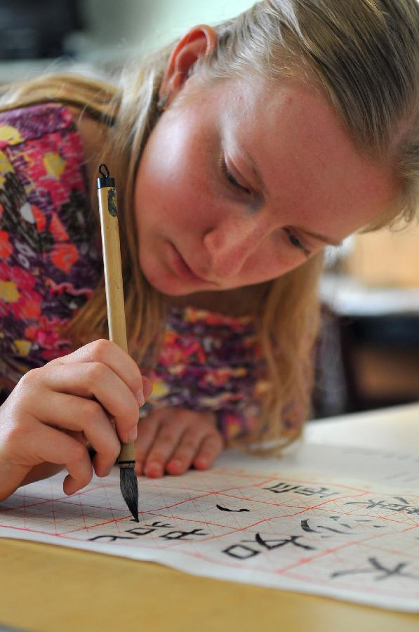 A student takes part in the calligraphy competition of the 9th Chinese Language Bridge Cup Contest in San Francisco, the United States, Mar. 3, 2013. Held by the Confucius Institute of San Francisco State University and San Francisco's Unified School District, the contest kicked off on Saturday with the participation of some 1,400 student. (Xinhua/Liu Yilin) 