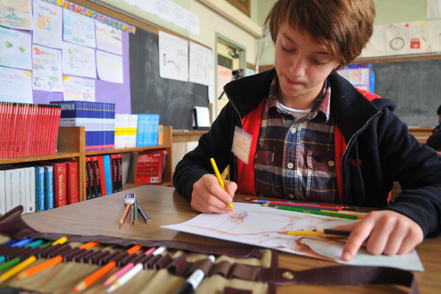 A student takes part in the drawing competition of the 9th Chinese Language Bridge Cup Contest in San Francisco, the United States, Mar. 3, 2013. Held by the Confucius Institute of San Francisco State University and San Francisco's Unified School District, the contest kicked off on Saturday with the participation of some 1,400 student. (Xinhua/Liu Yilin) 