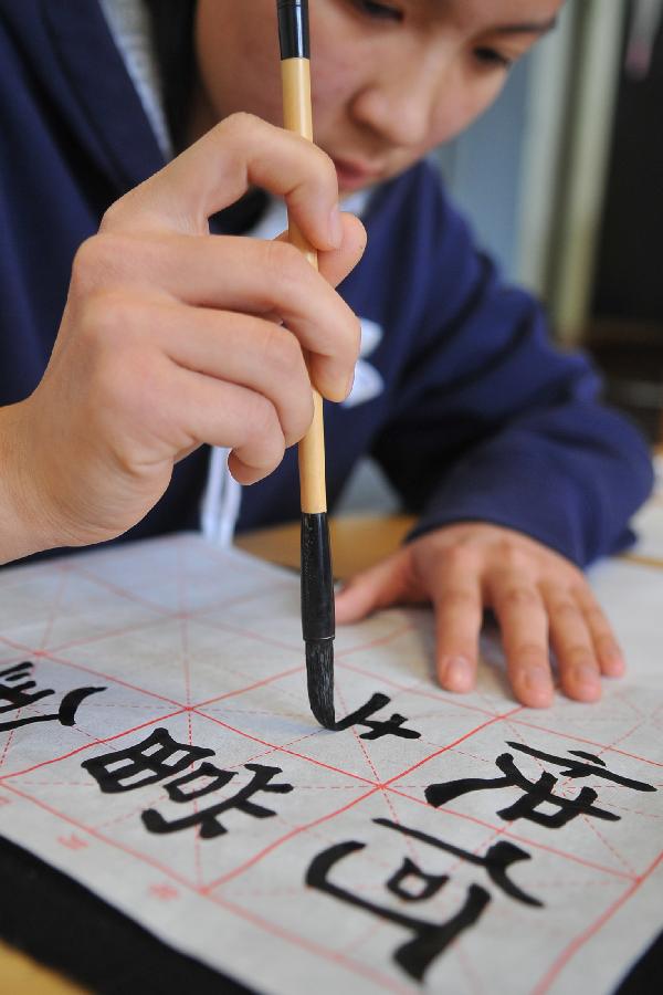 A student takes part in the calligraphy competition of the 9th Chinese Language Bridge Cup Contest in San Francisco, the United States, Mar. 3, 2013. Held by the Confucius Institute of San Francisco State University and San Francisco's Unified School District, the contest kicked off on Saturday with the participation of some 1,400 student. (Xinhua/Liu Yilin) 