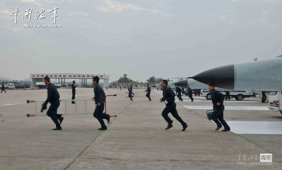 An aviation regiment under the South Sea Fleet of the Navy of the Chinese People's Liberation Army (PLA) conducts flight training and completes the flight training subjects under the background of actual combat. (navy.81.cn/Wanf Peng, Kou Yongqiang)  