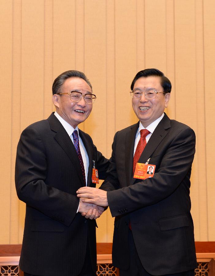 Wu Bangguo (L) shakes hands with Zhang Dejiang before the first meeting of the presidium of the first session of the 12th National People's Congress (NPC) at the Great Hall of the People in Beijing, capital of China, March 4, 2013. (Xinhua/Ma Zhancheng)