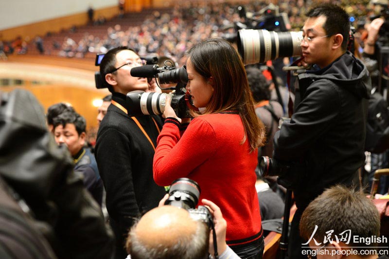 Journalists take photos at the Great Hall of the People.(Photo/People's Daily Online)