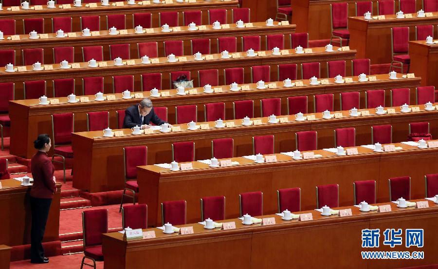 CPPCC member Li Yining arrives early. (Xinhua/Lan Honggua)