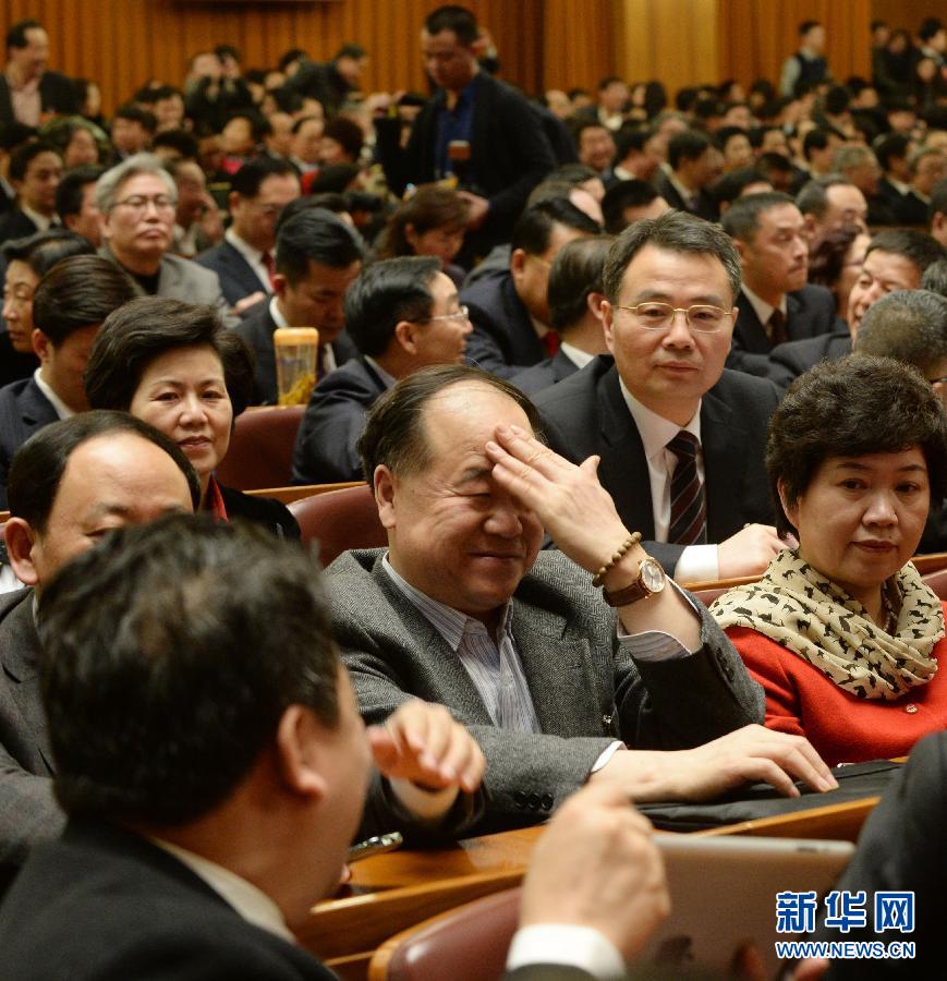 Mo Yan, the Nobel Prize winner and Jiang Kun, the famous cross-talk artist talks with each other before the session opens. (Xinhua/Wang Jianhua)