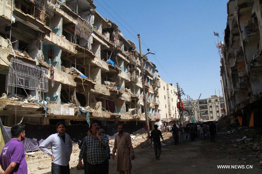 Pakistani people gather at the bomb blast site in southern Pakistani port city of Karachi, March 4, 2013. At least 45 people were killed and 150 others injured when twin blasts hit a residential area in Pakistan's southern port city of Karachi on Sunday night. (Xinhua/Arshad) 