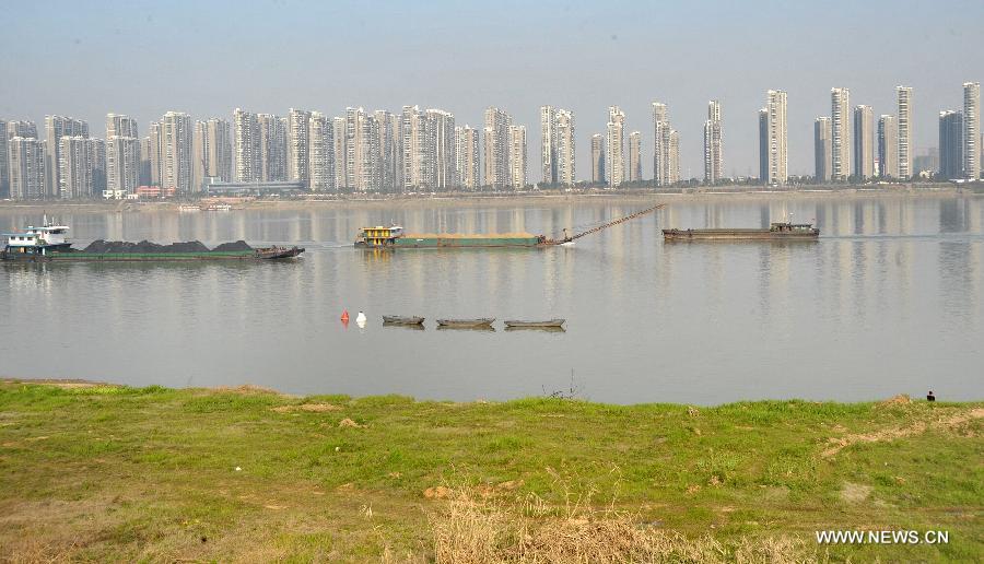 Photo taken on March 4, 2013 shows boats on Xiangjiang River in Changsha, capital of central China's Hunan Province. The water level of Xiangjiang River has dropped to 28.19 meters by Monday morning due to less rainfall. (Xinhua/Long Hongtao) 