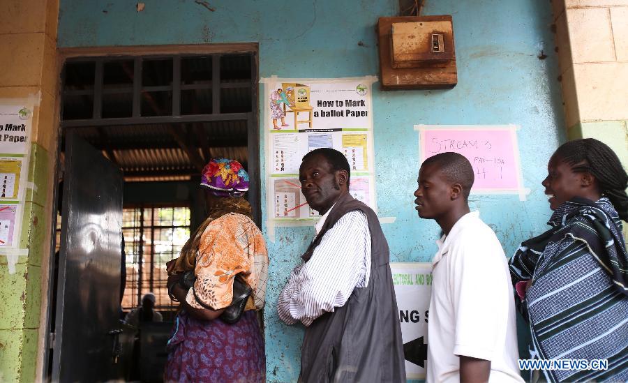 Voters queue to enter a polling station in Nairobi, Kenya, March 4, 2013. A total of 14.3 million Kenyan voters lined up to cast their ballots Monday morning to choose the country's next president, the first after disputed presidential elections tally stirred up violence five years ago. (Xinhua/Meng Chenguang) 