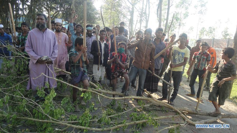 Pro-hartal picket demonstrate with sticks during a strike in Sirajganj district, some 134 km northwest of Bangladesh's capital Dhaka, March 4, 2013. Thousands of pro-hartal picket fought pitched battles with the law enforcers during riots erupted since an Islamist opposition leader was sentenced to death for war crimes.(Xinhua) 