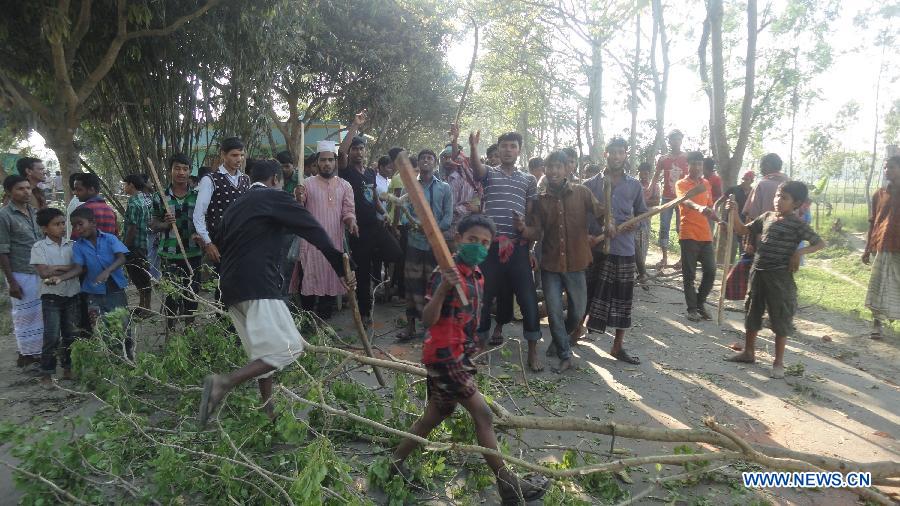 Pro-hartal picket demonstrate with sticks during a strike in Sirajganj district, some 134 km northwest of Bangladesh's capital Dhaka, March 4, 2013. Thousands of pro-hartal picket fought pitched battles with the law enforcers during riots erupted since an Islamist opposition leader was sentenced to death for war crimes.(Xinhua) 