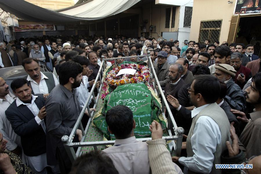 Pakistani Shiite Muslims attend the funeral of a victim of Karachi blast in northwest Pakistan's Peshawar, March 4, 2013. A suspected suicide bomber attacked Shiite Muslims in Pakistan's commercial capital Karachi on March 3, killing at least 45 people and wounding 150. (Xinhua/Umar Qayyum) 