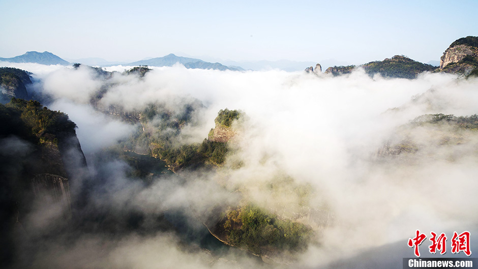 Photo taken on March 4 shows the sea of clouds at the Wuyi Mountain in Southeast China's Fujian Province. (CNS/Yi Fan)