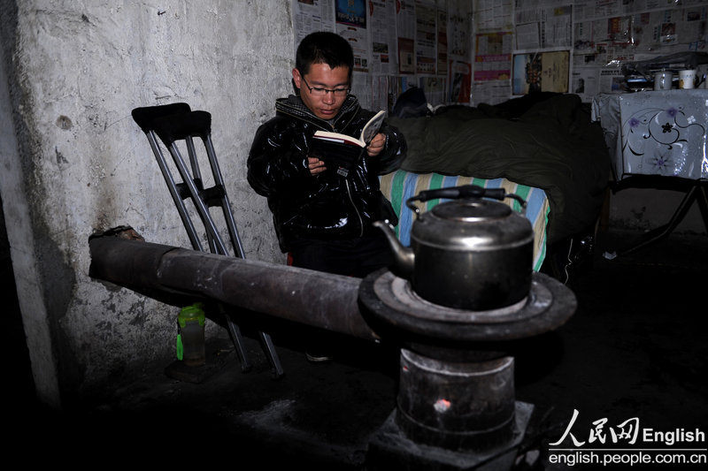 Su lives with classmate in a rented house. He cooks for himself everyday to save money. (Photo/CFP)