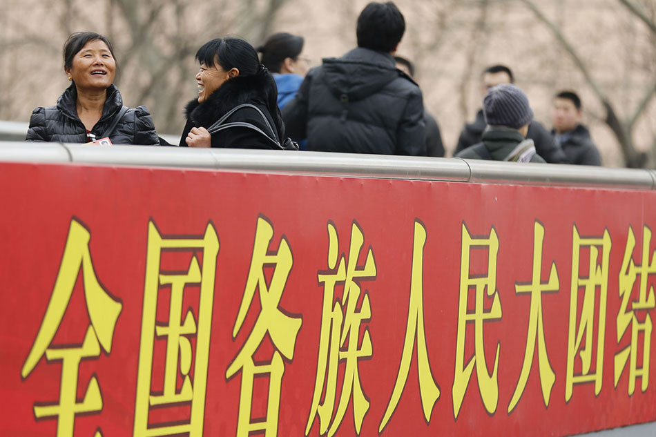 Fang (first from left) and Chen Wenqin look at the direction of Tiananmen on an overpass in Beijing. (People's Daily Online/Ji Yu)