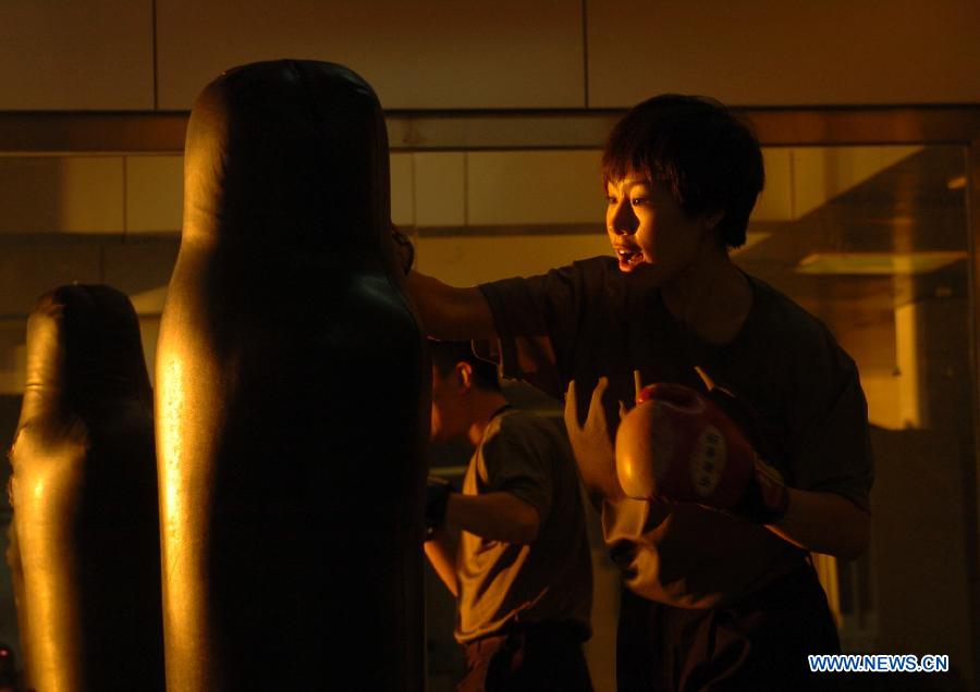 Cao Shuang, an airborne security guard of China South Air, trains at the airline's base in Sanya, southernmost China's island province of Hainan, March 4, 2013. (Xinhua/Xu Qintao) 