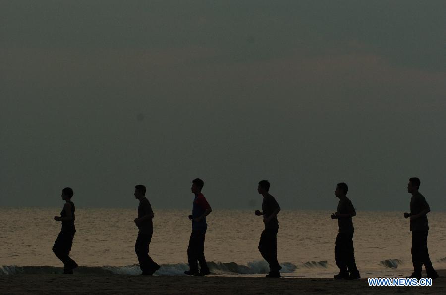 Cao Shuang (1st L), an airborne security guard of China South Air, trains with male colleagues at the airline's base in Sanya, southernmost China's island province of Hainan, March 4, 2013. (Xinhua/Xu Qintao) 