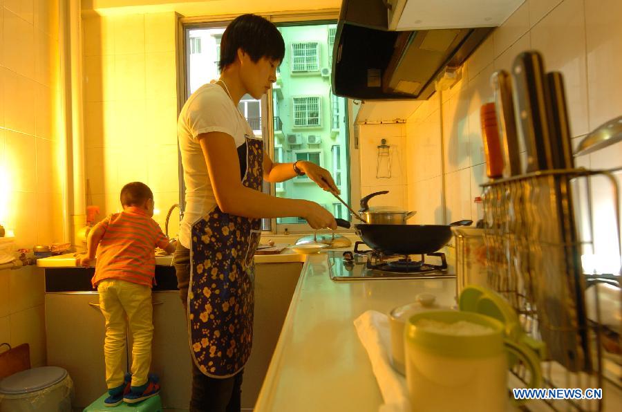 Cao Shuang, an airborne security guard of China South Air, prepares lunch at her home in Sanya, southernmost China's island province of Hainan, March 4, 2013. (Xinhua/Xu Qintao)  