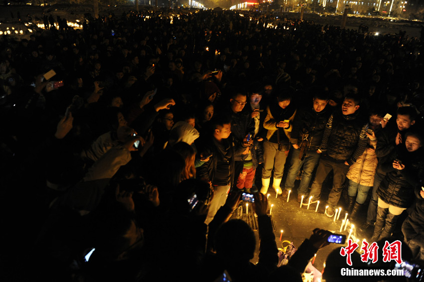 Local residents gather to mourn for the baby who was strangled to death by a car stealer in Changchun, capital of northeast China's Jilin Province, March 5, 2013. Zhou Xijun, 48, native of the Gongzhuling City of Jilin, stole a gray Toyota RAV4 SUV on March 4 in Changchun. Zhou drove the jeep on the highway and found a baby on the backseat. He parked the jeep on the roadside and then strangled the baby. (Photo/Chinanews.com)