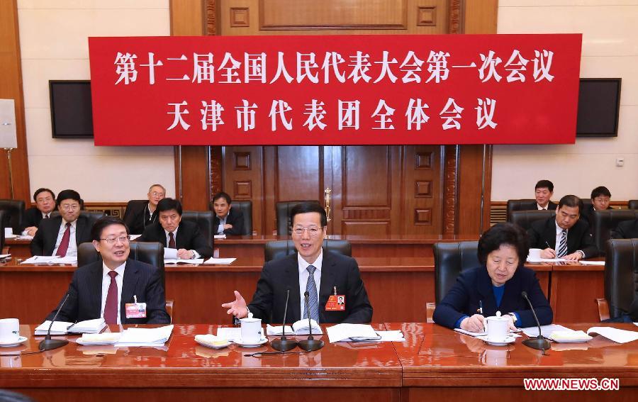 Zhang Gaoli (C), a member of the Standing Committee of the Political Bureau of the Communist Party of China (CPC) Central Committee, joins a panel discussion with deputies from Tianjin Municipality, who attend the first session of the 12th National People's Congress (NPC), in Beijing, capital of China, March 6, 2013. (Xinhua/Pang Xinglei)