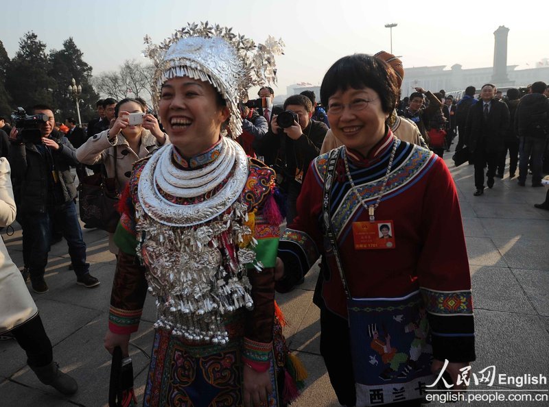 Two minority nationality deputies walk together to the first session of 12th CPPCC National Committee.(Photo/ People's Daily Online)