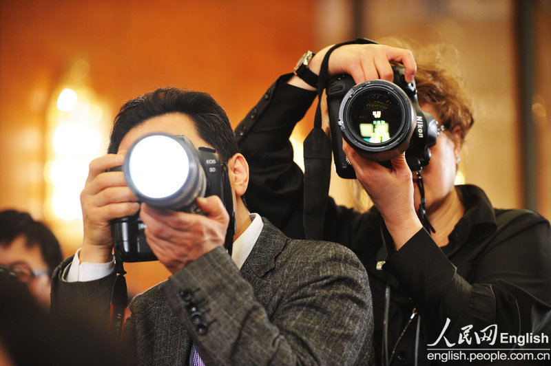 Photographers take photos at the press conference of 12th CPPCC National Committee on March 04, 2013. (Photo/ People's Daily Online)