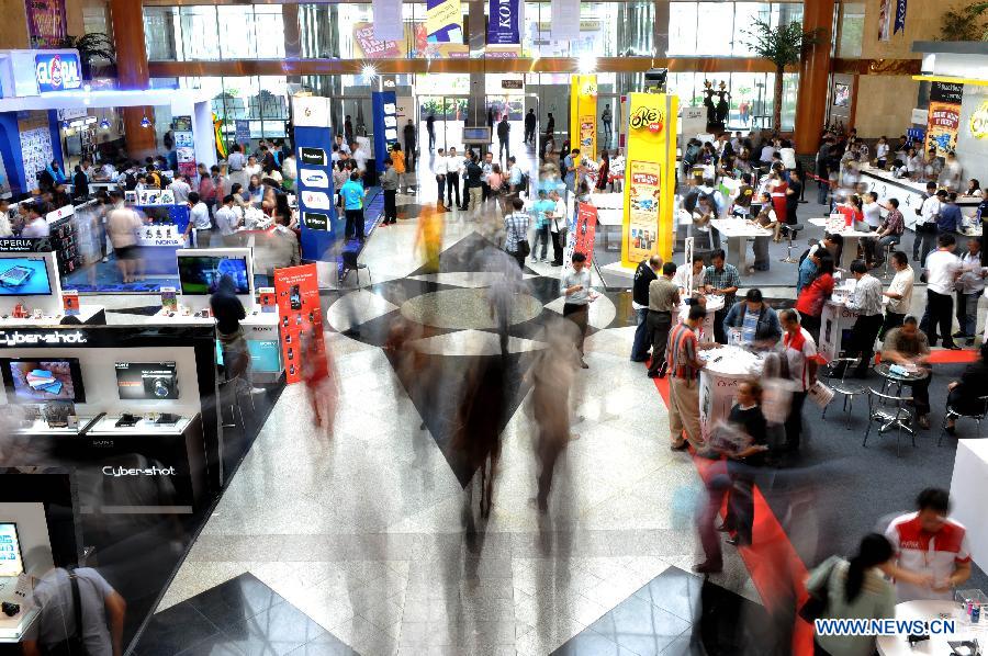 Visitors stroll around at Mega Bazar Computer 2013 at Jakarta Convention Center, Jakarta, Indonesia, March 6, 2013. Indonesian Computer Entrepreneurs Association (Apkomindo) revealed that this year's computer tablet PC market was expected to rise 60 percent by the end of the year. (Xinhua/Veri Sanovri) 