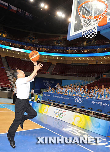 Wen Jiabao plays basketball at the Wukesong Basketball Arena in Beijing ahead of the Beijing Olympics on August 3, 2008.(Xinhua File Photo)