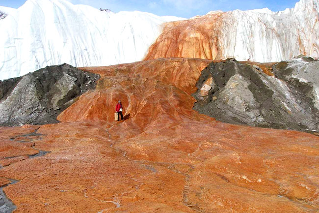 Bloodfalls, McMurdo Dry Valleys，the Antarctic (Source: www.huanqiu.com) 