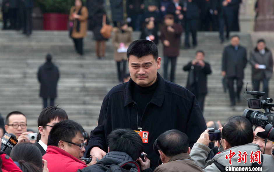 Facing media's pursuit, Yao Ming always appears very cautious. (Chinanews/Jin Shuo)