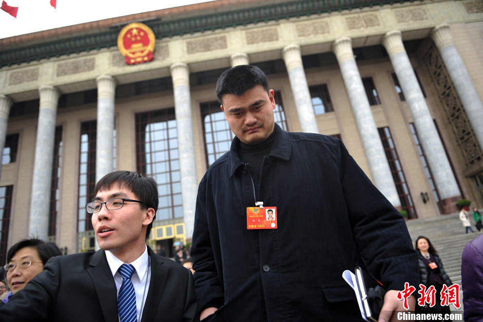 Facing media's pursuit, Yao Ming always appears very cautious. (Chinanews/Jin Shuo)