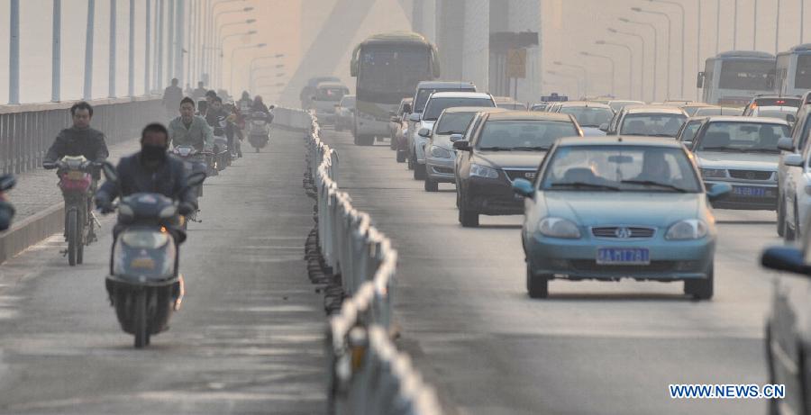 Photo taken on March 7, 2013 shows a trunk road in fog-shrouded Changsha, capital of central China's Hunan Province. (Xinhua/Long Hongtao)