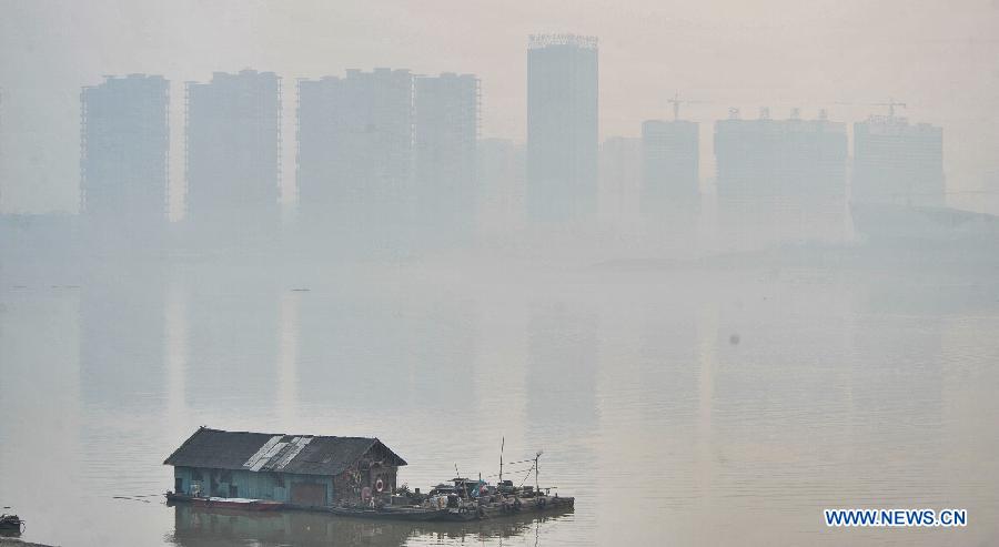 Photo taken on March 7, 2013 shows the local section of the Xiangjiang River in fog-shrouded Changsha, capital of central China's Hunan Province. (Xinhua/Long Hongtao) 