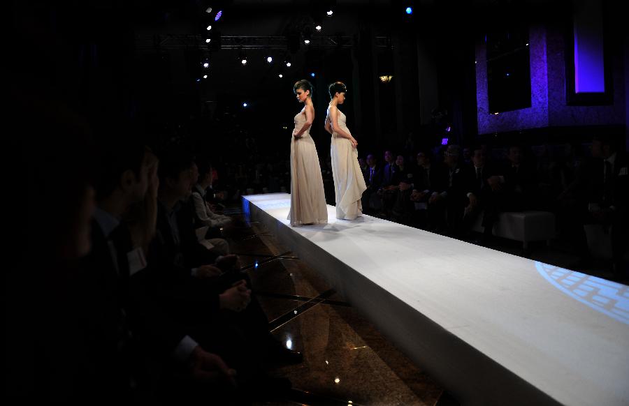 Models present Italian jewellery during the Hong Kong International Jewellery Show in Hong Kong, south China, March 6, 2013. (Xinhua/Chen Xiaowei) 