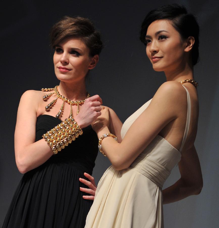 Models present Italian jewellery during the Hong Kong International Jewellery Show in Hong Kong, south China, March 6, 2013. (Xinhua/Chen Xiaowei) 