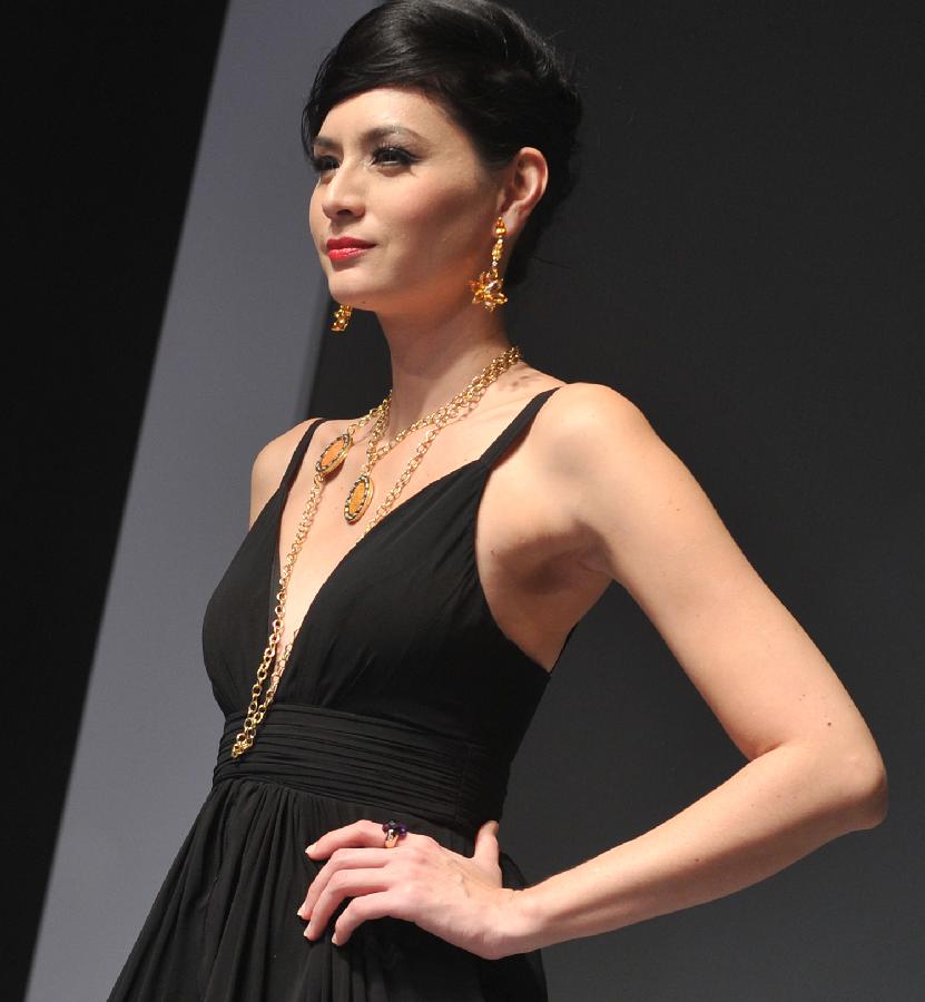 A model presents Italian jewellery during the Hong Kong International Jewellery Show in Hong Kong, south China, March 6, 2013. (Xinhua/Chen Xiaowei) 