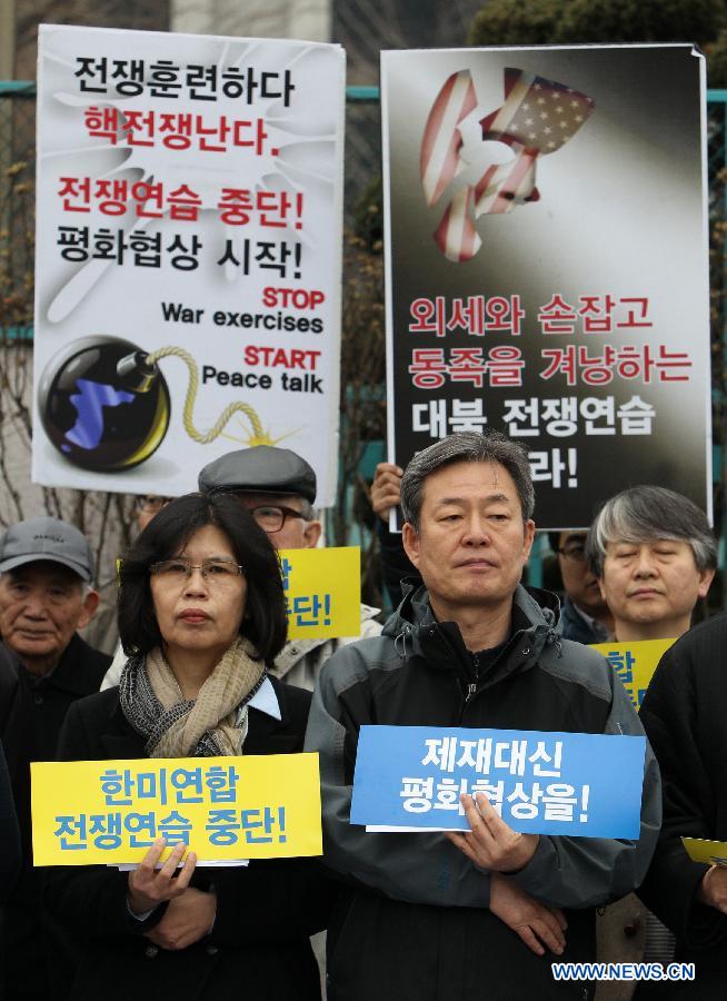 South Korean activists hold posters during a rally against the South Korea-U.S. joint military exercise "Key Resolve" from March 11 to 21 in Seoul, South Korea, March 7, 2013. (Xinhua/Park Jin-hee) 