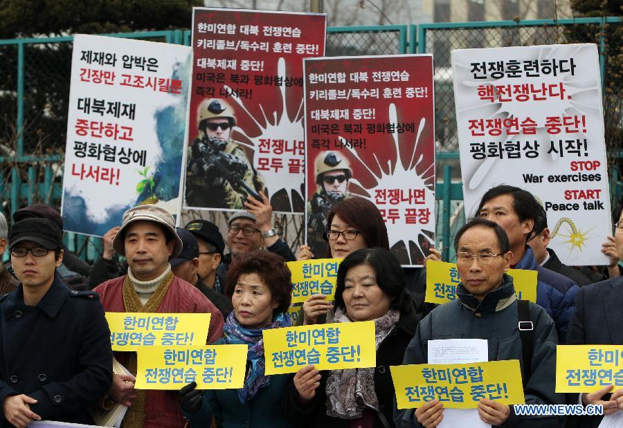 South Korean activists hold posters during a rally against the South Korea-U.S. joint military exercise "Key Resolve" from March 11 to 21 in Seoul, South Korea, March 7, 2013. (Xinhua/Park Jin-hee) 