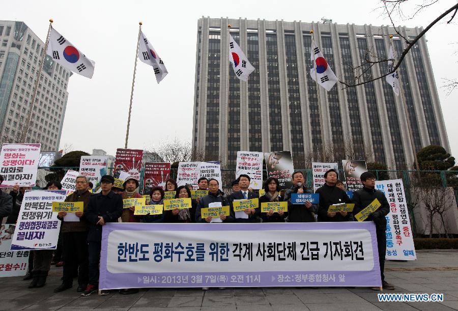 South Korean activists hold posters during a rally against the South Korea-U.S. joint military exercise "Key Resolve" from March 11 to 21 in Seoul, South Korea, March 7, 2013. (Xinhua/Park Jin-hee)