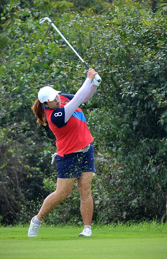 Feng Shanshan of China competes in the 2013 World Ladies Golf Championship in Haikou, capital of south China's Hainan Province, March 7, 2013. A total of 109 golfers around the world participated in the championship. (Xinhua/Guo Cheng) 